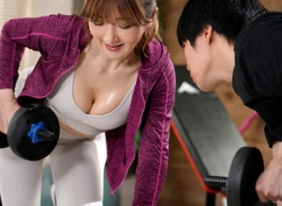 Cô nàng PT gợi cảm và chàng trai số hưởng lên giường với nhau