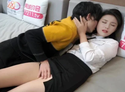 Cô thư ký xinh đẹp phục vụ sếp ngầm vì tiền