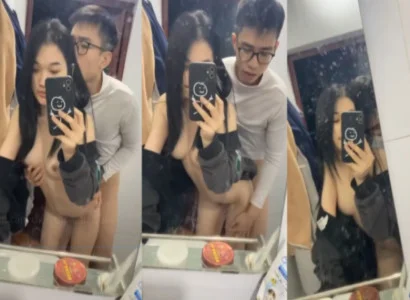 Cặp bạn sinh viên làm tình với nhau trước gương