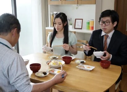 Con dâu đang nứng banh vùng kín ra cho bố chồng địt