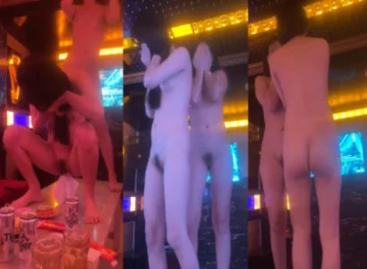 Cô bạn phô diễn điệu múa thoát y nóng bỏng chốn karaoke